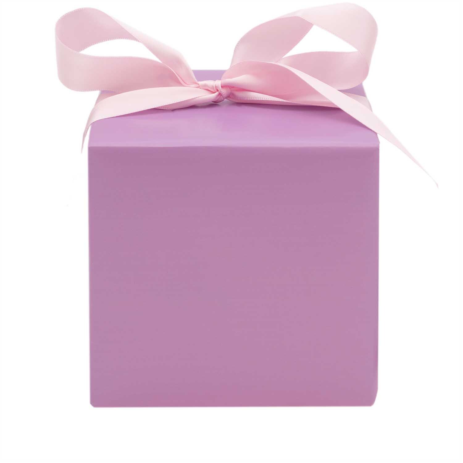 Paper Poetry Geschenkpapier flieder 70cm 3m 70g/m² von Rico Design Paper Poetry Geschenkpapier umhüllt ein Geschenk mit rosa Schleife, ideal für besondere Anlässe.
