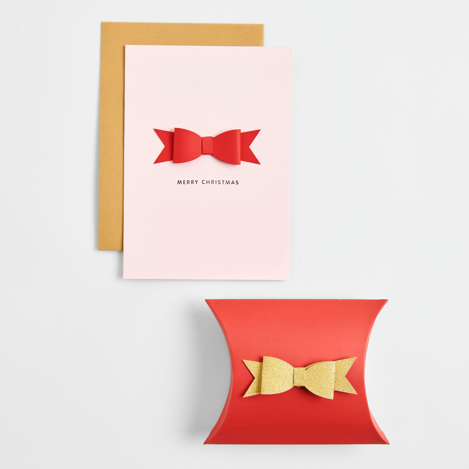 Paper Poetry 3D Sticker Schleifen Rot 4 Stück von Rico Design Paper Poetry 3D Sticker Schleifen Rot auf einer Weihnachtskarte und Geschenkbox. Elegante Dekoration in Rot und Gold für festliche Anlässe.