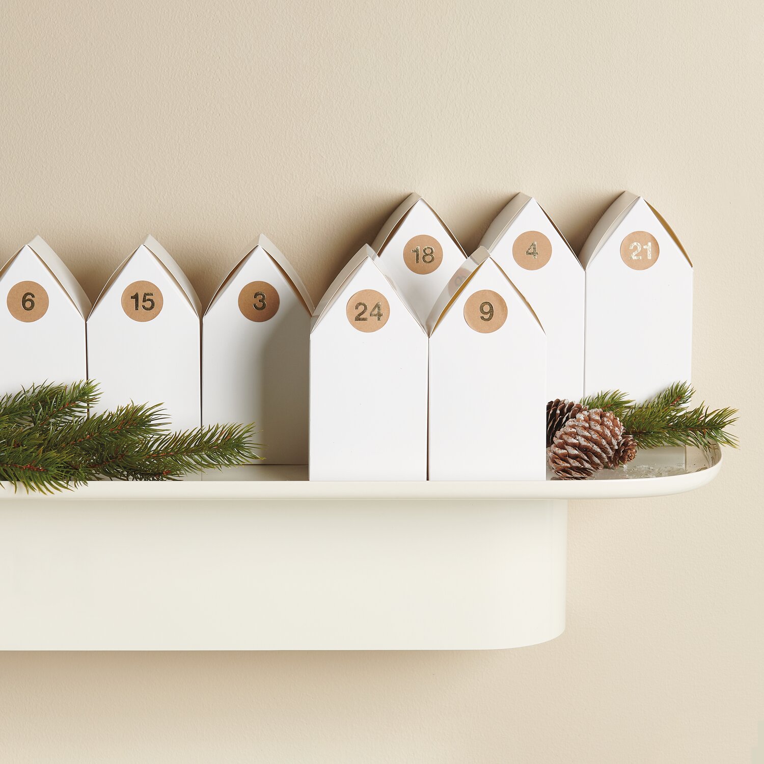 Paper Poetry Papphäuser vorgestanzt 15x7,5x7,5cm 24 Stück Farbe Weiß von Rico Design Paper Poetry Papphäuser vorgestanzt: Adventskalender aus weißem Karton, dekoriert mit Zahlen und Tannenzweigen, ideal für kreative Weihnachtsdekoration.