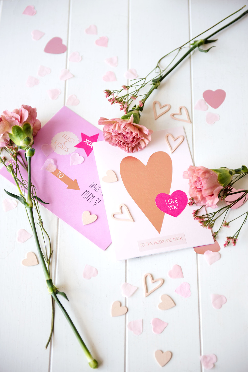 Paper Poetry Grußkartenset It must be love Herz pink von Rico Design Paper Poetry Grußkartenset mit Herzmotiv und rosa Blumen auf weißem Hintergrund, ideal für romantische Anlässe.