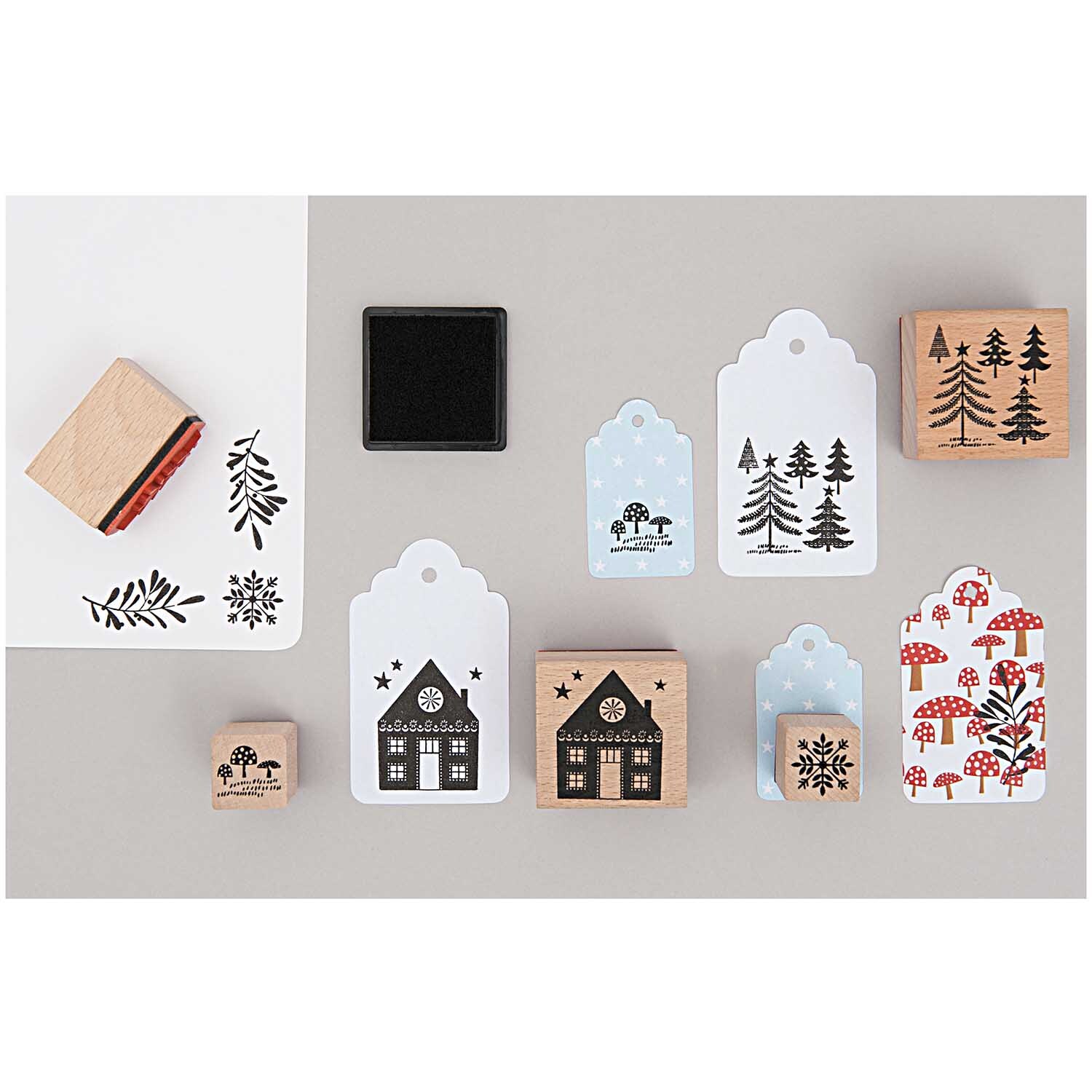Paper Poetry Geschenkanhänger Ornament weiß 30 Stück von Rico Design Paper Poetry Geschenkanhänger Ornament weiß 30 Stück, dekoriert mit Stempeln und Tinte.