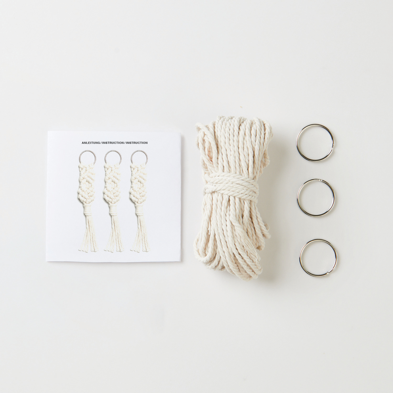 Set de macramé porte-clés 3 pièces from Rico Design Makramee Set Schlüsselanhänger, 3 Stück, von Rico Design. Enthält Anleitung, Seil und Ringe in Naturfarbe. Ideal für DIY-Projekte.