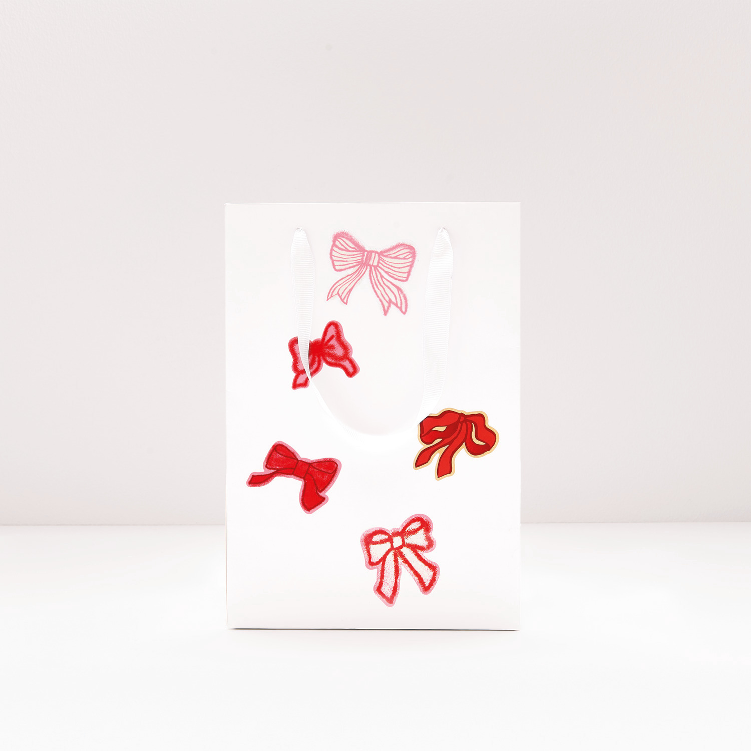 Paper Poetry Sticker Schleifen Classic 100 Stück Ø 5cm von Rico Design Paper Poetry Sticker Schleifen Classic, rote Schleifen auf weißem Hintergrund, 100 Stück Ø 5cm. Ideal für kreative Bastelprojekte.