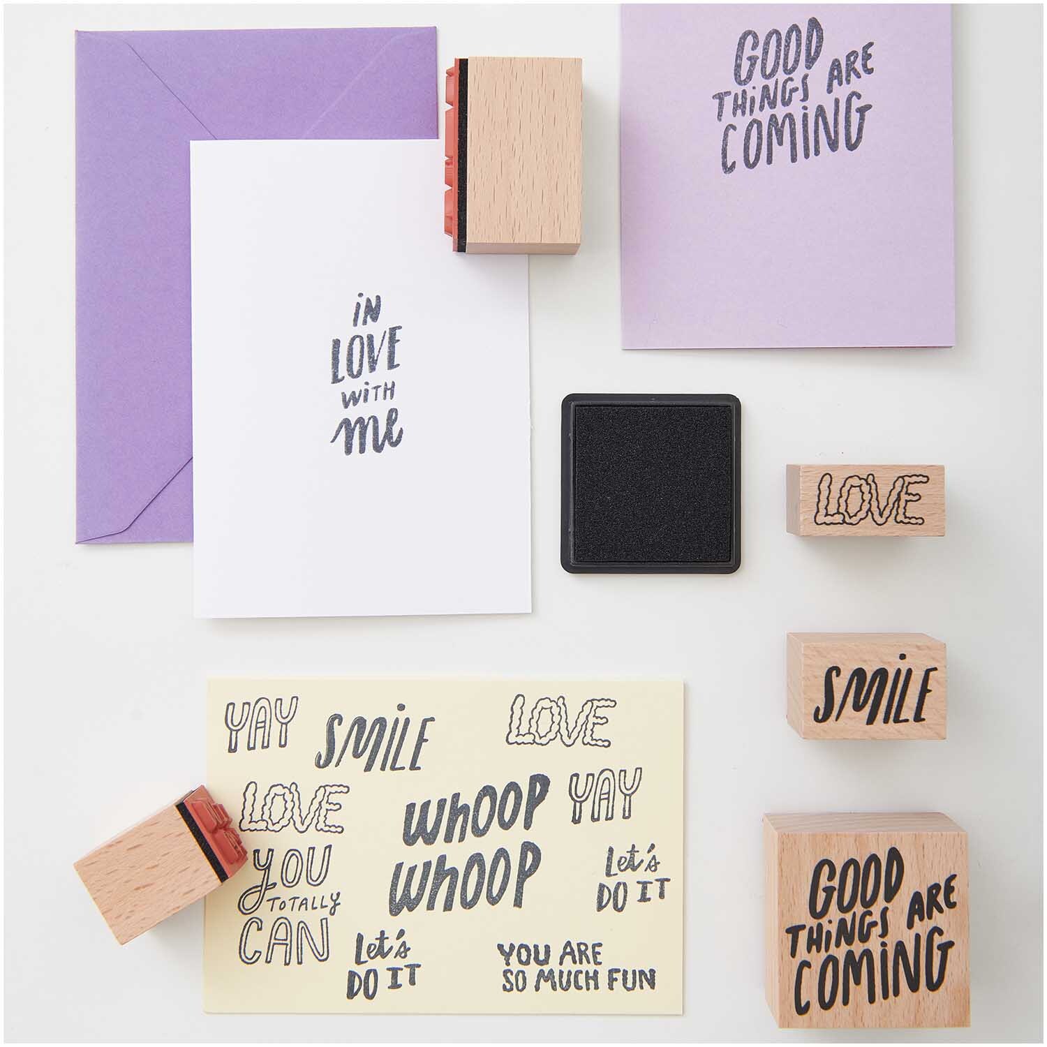Paper Poetry Stempelset You are Magic 14-teilig von Rico Design Paper Poetry Stempelset You are Magic, 14-teilig von Rico Design, zeigt Stempel mit inspirierenden Botschaften und Karten in verschiedenen Farben.