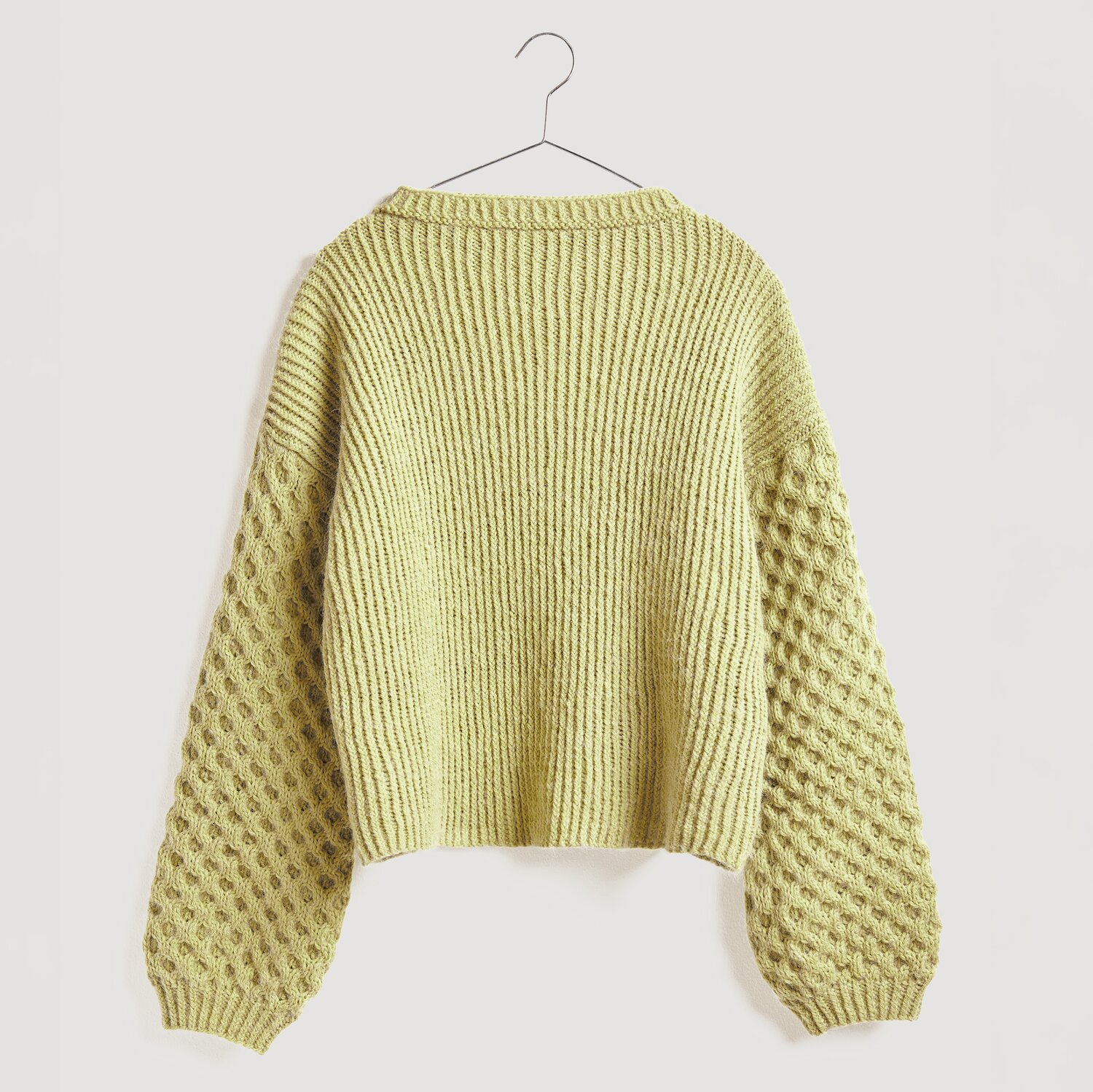 Soft Alpaca 50g 125m Farbe Zitrone von Rico Design Strickset Pullover Modell 29 aus Die Neue Masche No. 13, gelb, mit Zopfmuster-Ärmeln.