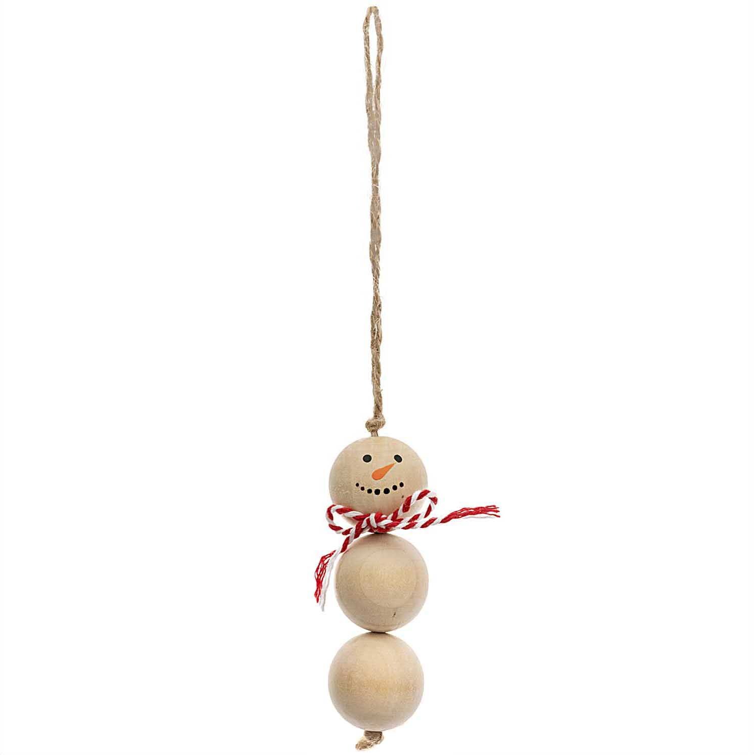 Hänger Schneemann Holzkugeln 3x9cm: Ein Schneemann aus Holzkugeln mit rotem Schal, von Rico Design, an einer Schnur hängend.