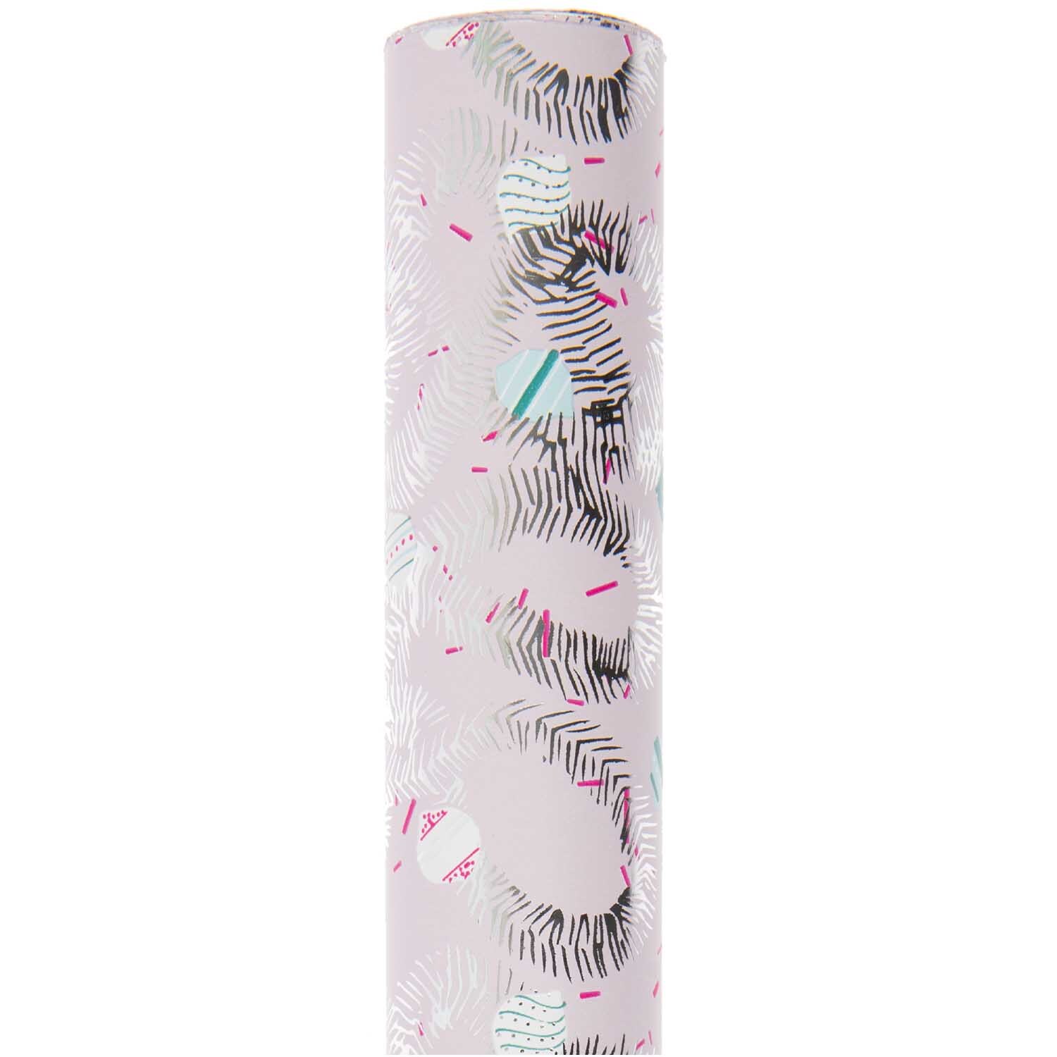 Paper Poetry Geschenkpapier mit nostalgischem Weihnachtsdesign in Rosa, verziert mit Baumschmuck-Motiven. Ideal für festliche Anlässe.