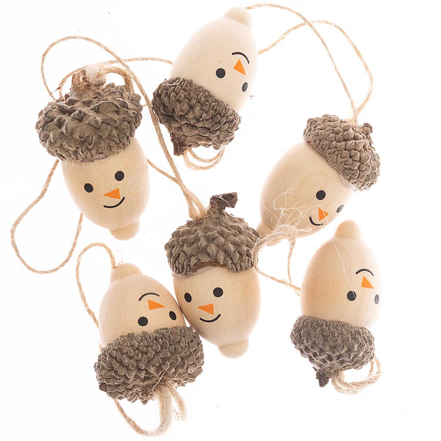 Holzhänger Schneemann 20x25mm von Rico Design: Sechs naturfarbene Schneemann-Anhänger mit Eichelhüten, ideal für weihnachtliche Dekorationen.