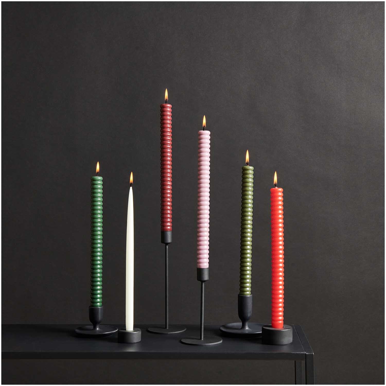 Keramikkerzenhalter 4,5x2,25cm von Rico Design in Schwarz, präsentiert mit bunten, brennenden Kerzen auf einem dunklen Tisch.