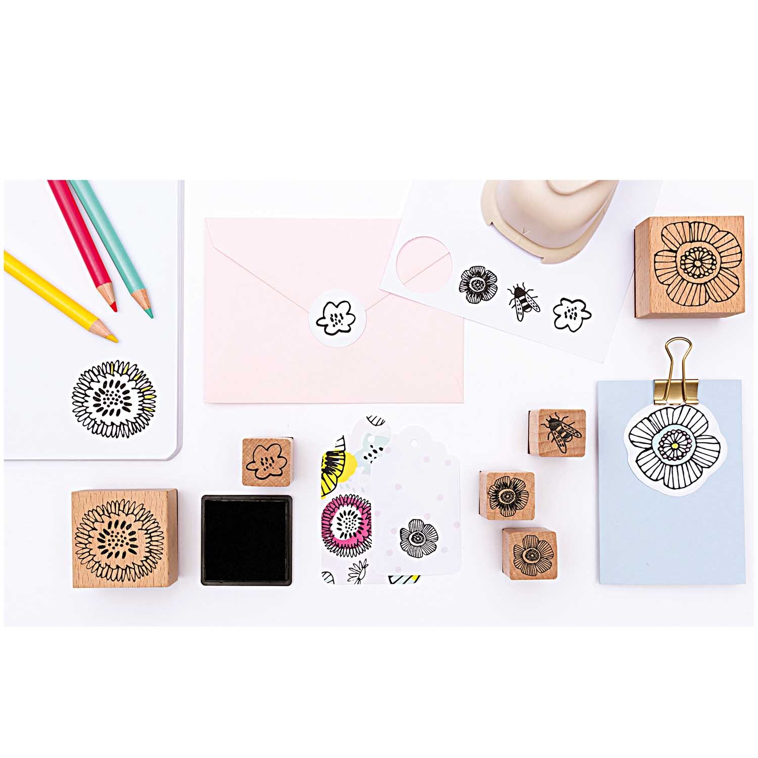 Paper Poetry Geschenkanhänger Ornament weiß 30 Stück von Rico Design Paper Poetry Geschenkanhänger Ornament in einer kreativen Szene mit Stempeln und Buntstiften.