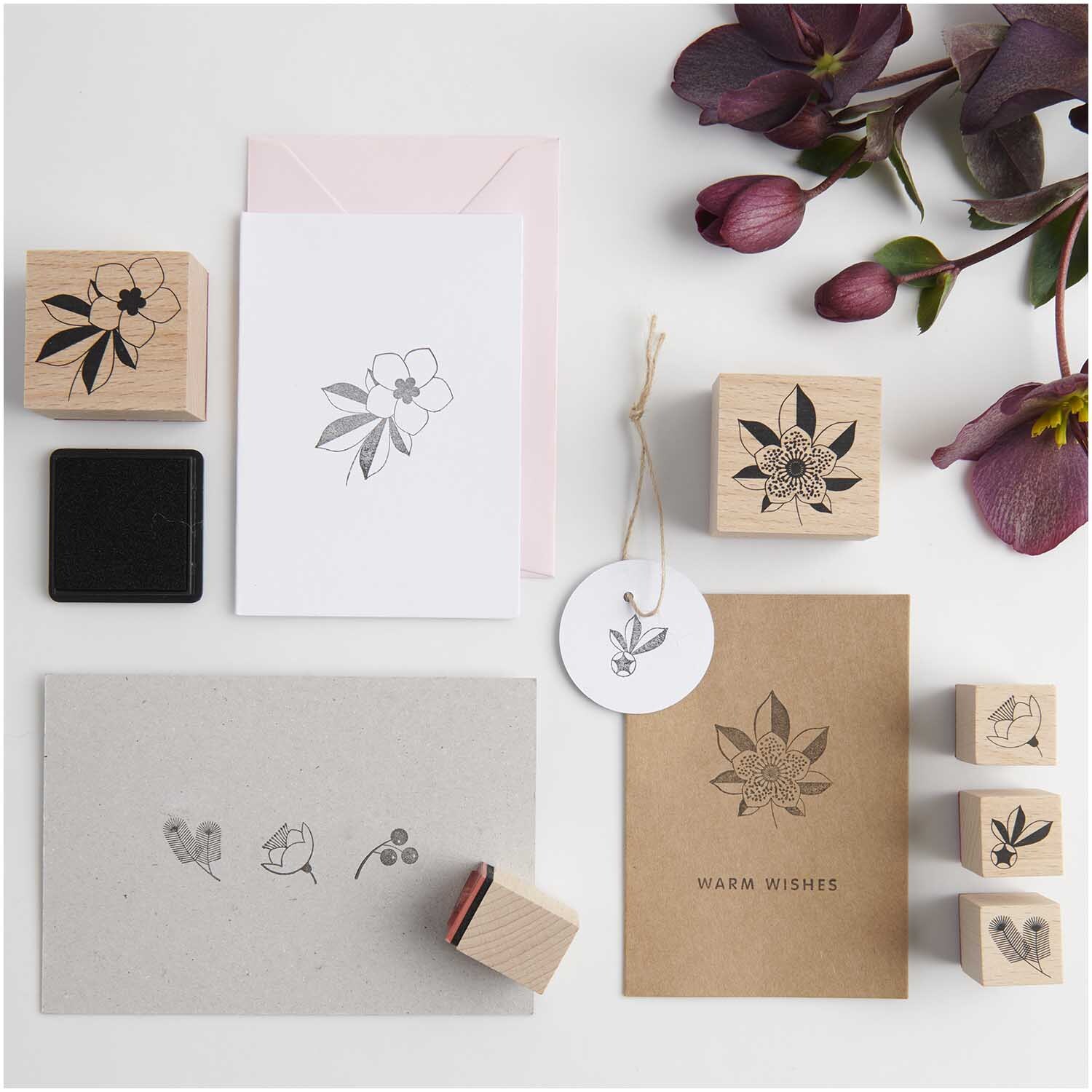 Paper Poetry Stempelset Helleborus 7-teilig von Rico Design Paper Poetry Stempelset Helleborus: 7-teiliges Set von Rico Design mit floralen Motiven und Stempelkissen. Ideal für kreative Grußkarten.