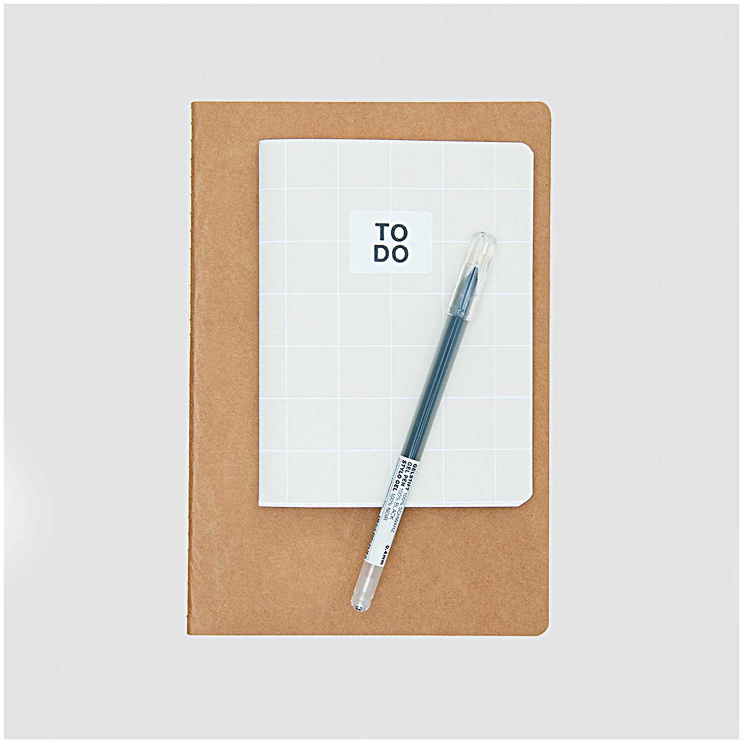 Paper Poetry Notizbuch weiß A6 Kraftpapier liniert von Rico Design Paper Poetry Notizbuch in A6 mit weißem Cover und linierten Seiten, begleitet von einem Stift. Ideal für Notizen und To-Do-Listen.