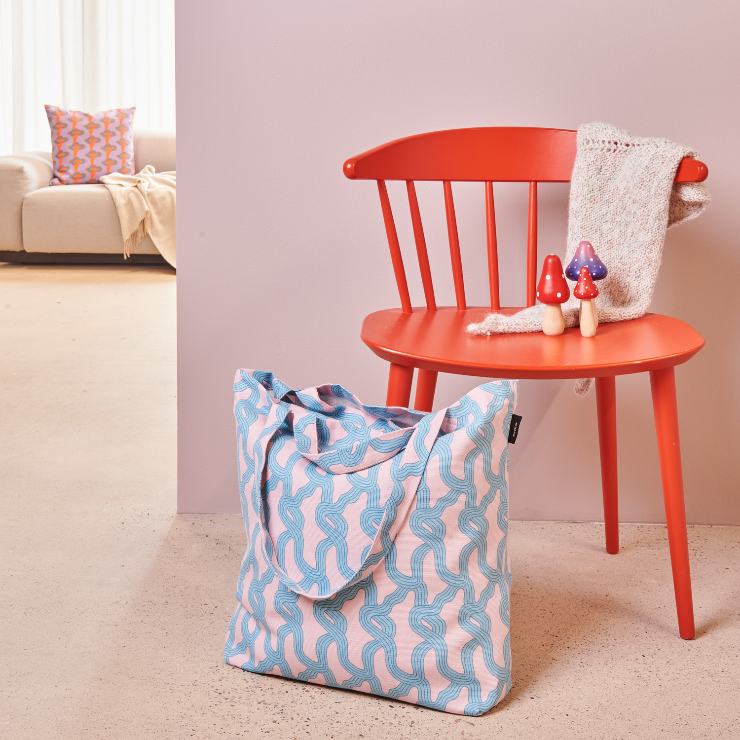 Canvas-Shopper Myzel Rosa 38x40x13cm von Rico Design Canvas-Shopper Myzel Rosa vor rotem Stuhl mit Deko-Pilzen, im Hintergrund ein Sofa. Maße: 38x40x13cm.