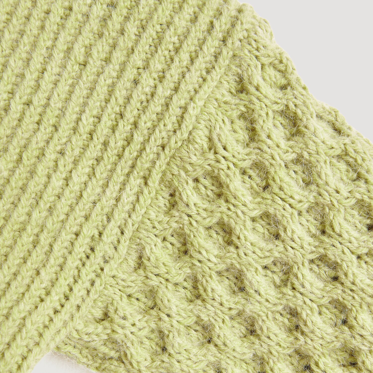 Soft Alpaca 50g 125m Farbe Zitrone von Rico Design Soft Alpaca: Detailansicht eines gestrickten Musters in Zitrone. Ideal für Herbstmode.
