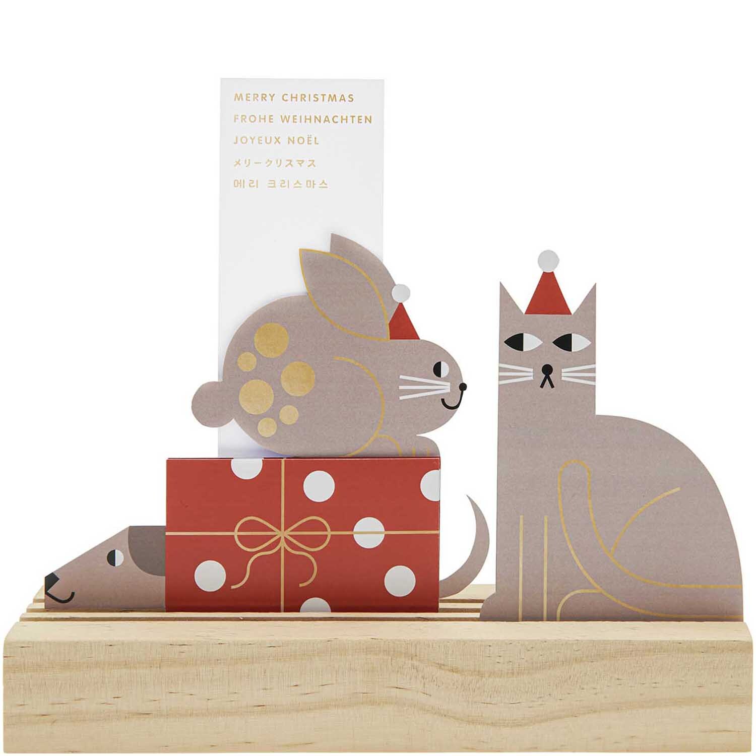 Paper Poetry Postkartendeko-Set Tiere 4 Stück von Rico Design Paper Poetry Postkartendeko-Set Tiere 4 Stück: Niedliche Tierfiguren auf Holzsockel mit roten Geschenken, ideal für festliche Dekorationen.