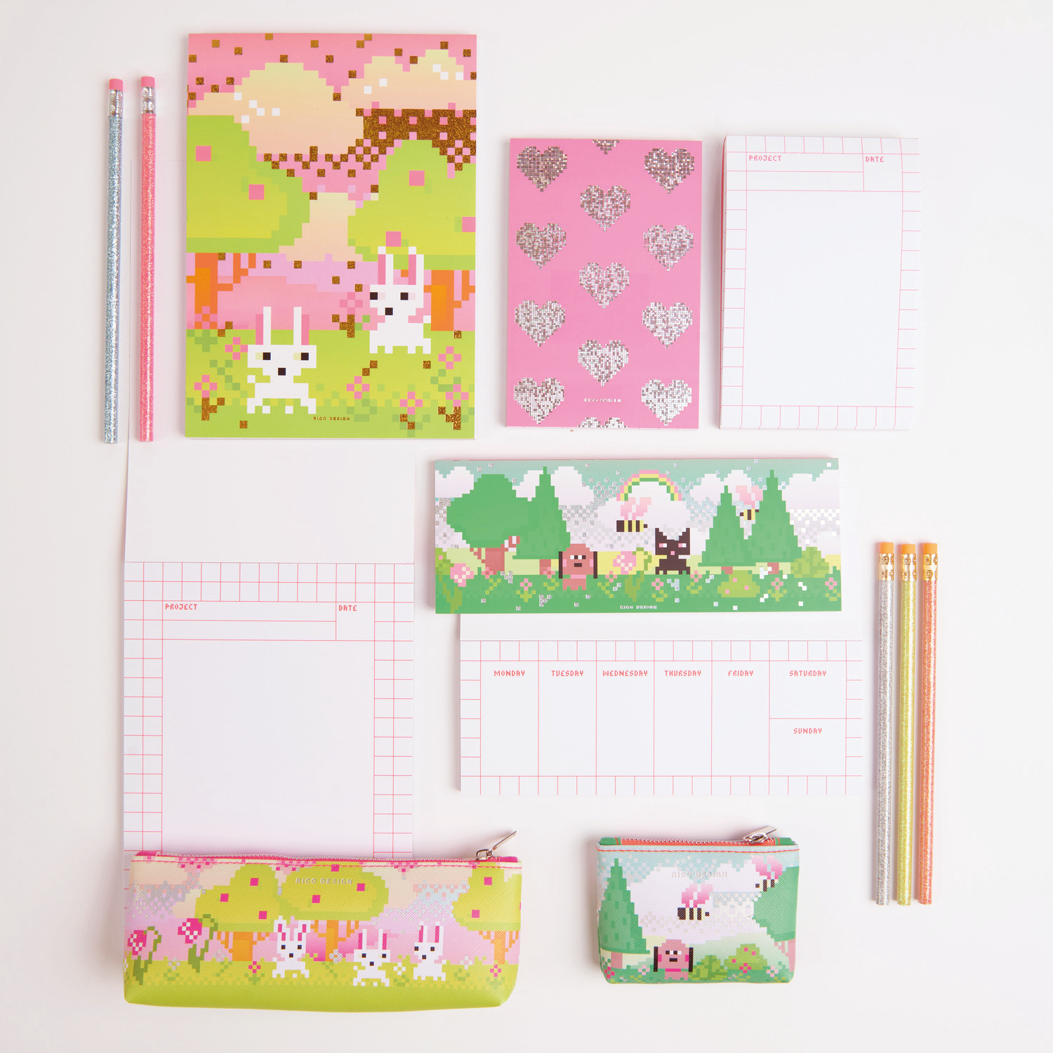 Paper Poetry Etui XS Landscape 10,5x7,5cm von Rico Design Paper Poetry Notizblock Herzen zeigt ein rosa Design mit silbernen Herzen, ideal für Notizen.