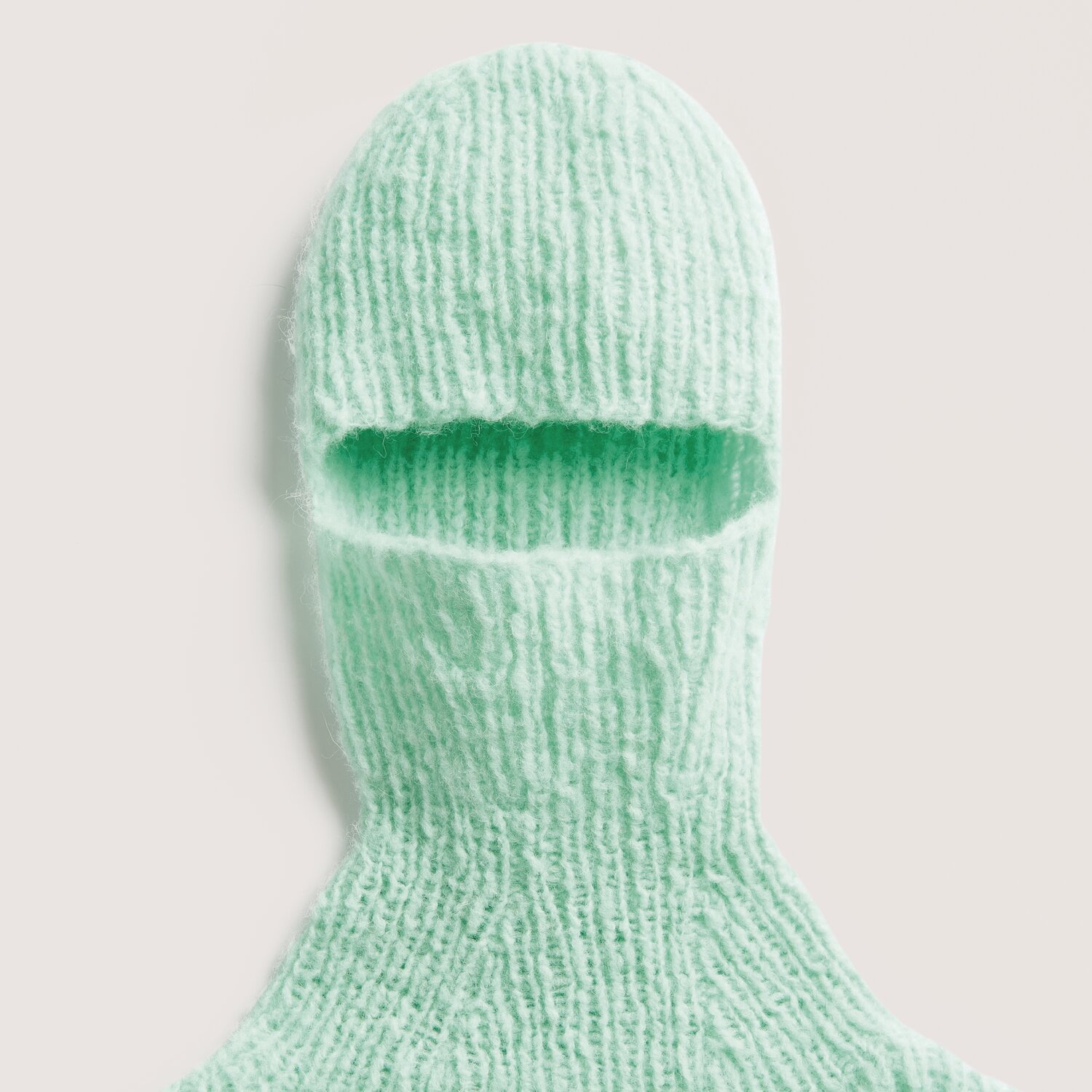Luxury Pure Baby Alpaca 50g 150m Farbe Mint von Rico Design Made by Me No. 21 Herbst-Winter: Mintfarbene gestrickte Sturmhaube aus weicher Baby Alpaka-Wolle, ideal für kalte Tage.