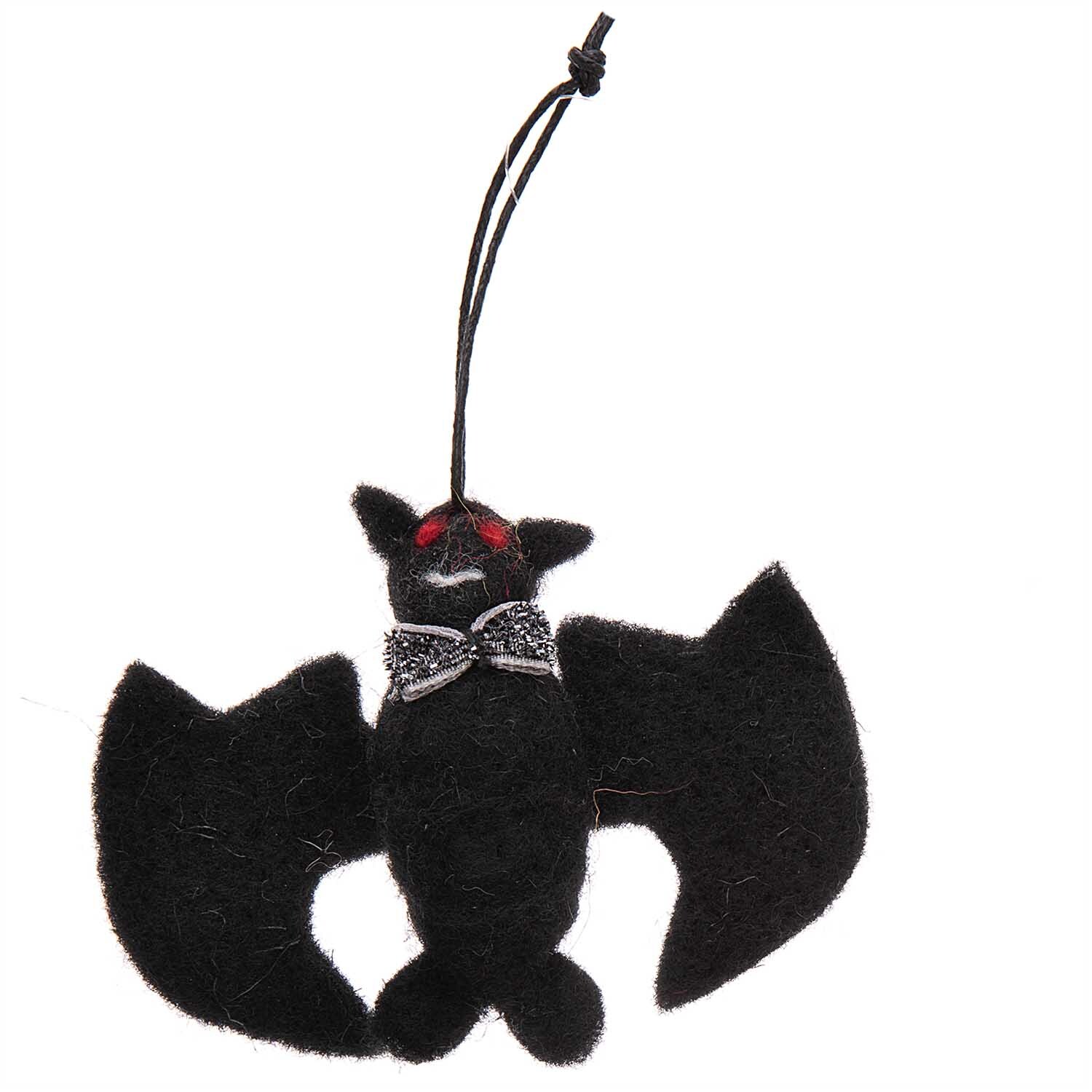 Fledermaus handgefilzt schwarz 9,5x7,5cm von Rico Design Fledermaus handgefilzt 9,5x7,5cm von Rico Design. Schwarze Filzfledermaus mit roten Augen und Schleife, ideal als Dekoration.
