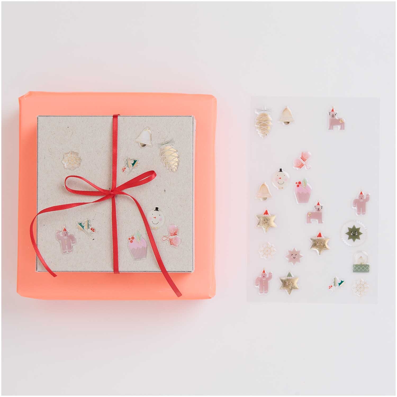 Paper Poetry Gelsticker I love Christmas 1 Blatt von Rico Design Paper Poetry Gelsticker I love Christmas 1 Blatt mit weihnachtlichen Motiven neben Geschenk.