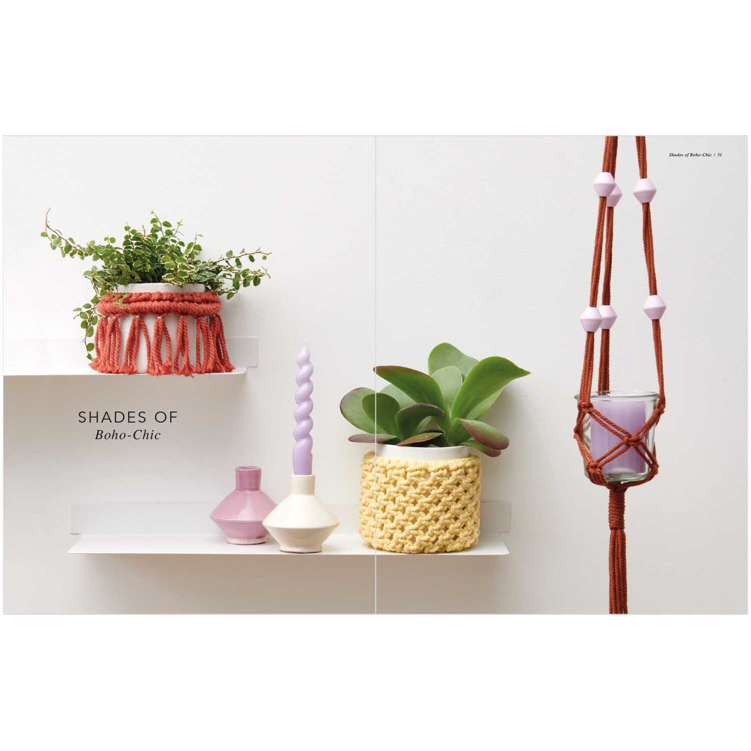 Rico Macrame von Rico Design Rico Macrame: Stilvolle Makramee-Blumenampel in Rot mit Pflanzen, dekorativen Vasen und Boho-Chic-Elementen. Ideal für modernes Wohndesign.