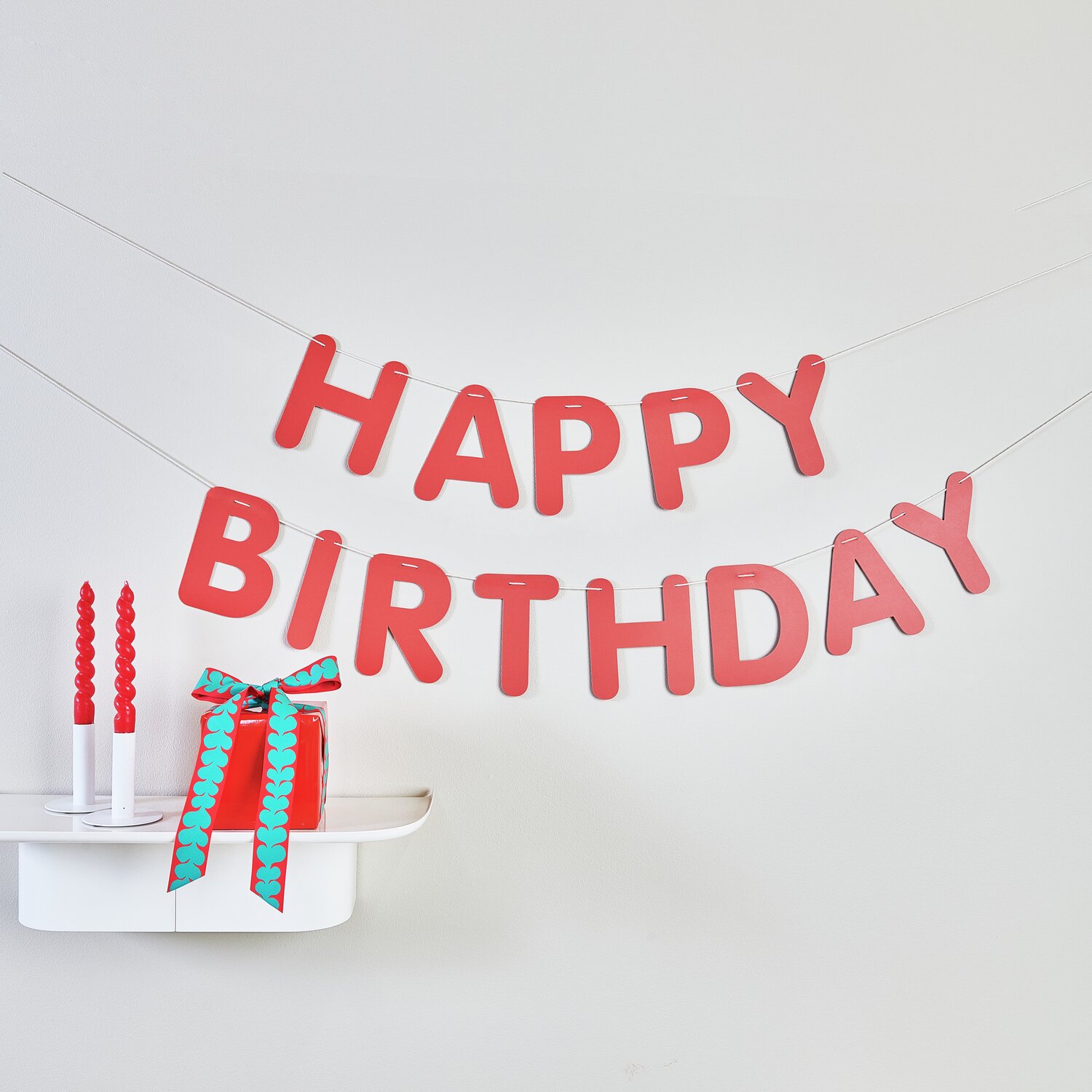 Paper Poetry Girlande Happy Birthday Magic Rainbow 5m Farbe Rot von Rico Design Paper Poetry Girlande zeigt roten "Happy Birthday"-Schriftzug von Rico Design, 5m lang, an weißer Wand.