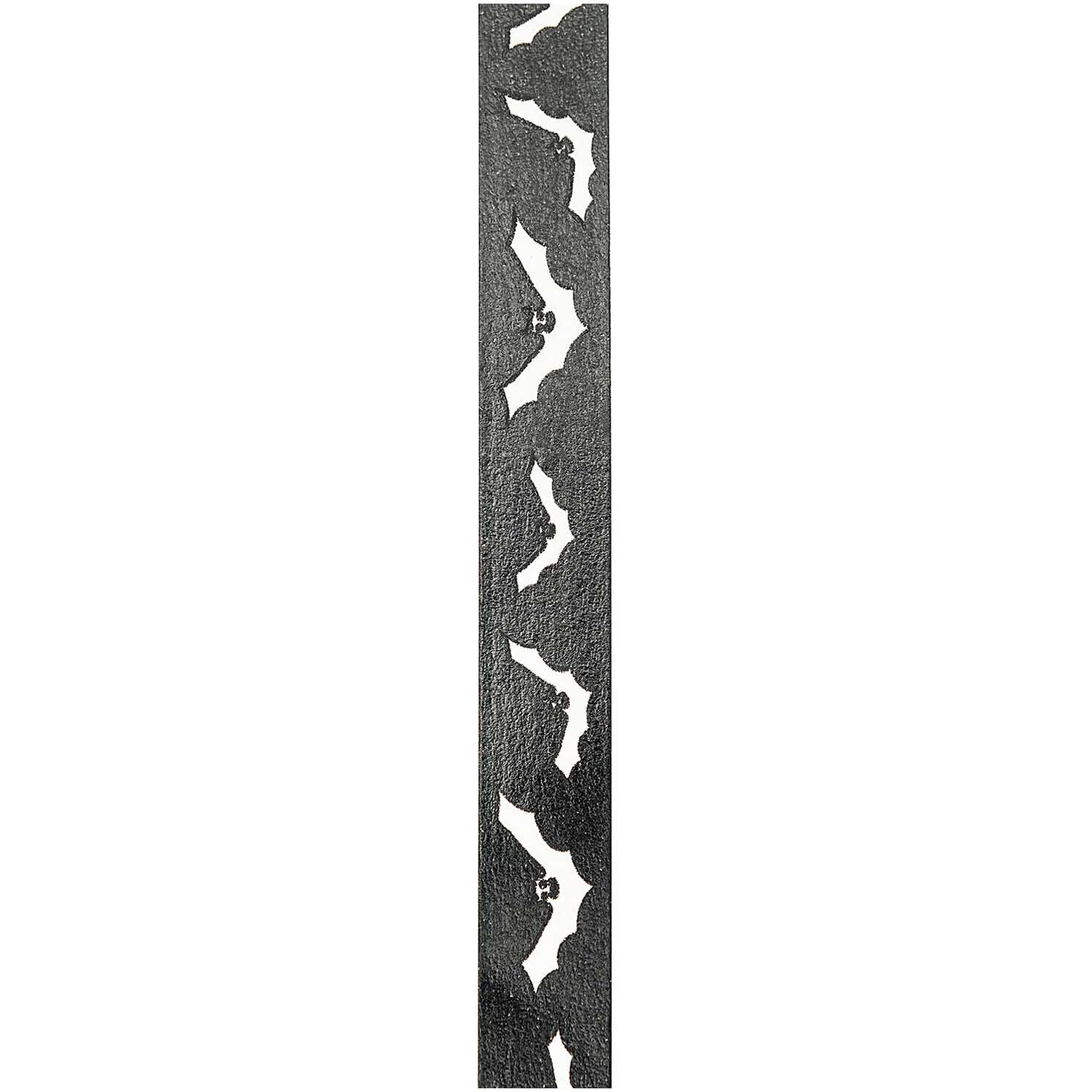 Paper Poetry Tape Fledermaus 15mm 10m von Rico Design Paper Poetry Tape Fledermaus zeigt schwarze Fledermausmuster auf einem dekorativen Klebeband. Ideal für kreative Projekte.
