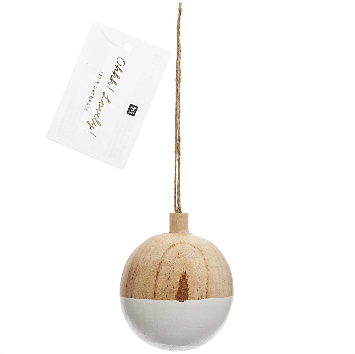 Baumschmuck Holzkugel natur-weiß Ø6cm von Rico Design Baumschmuck Holzkugel natur-weiß Ø6cm von Rico Design, hängend an einer Schnur, ideal für festliche Dekorationen.