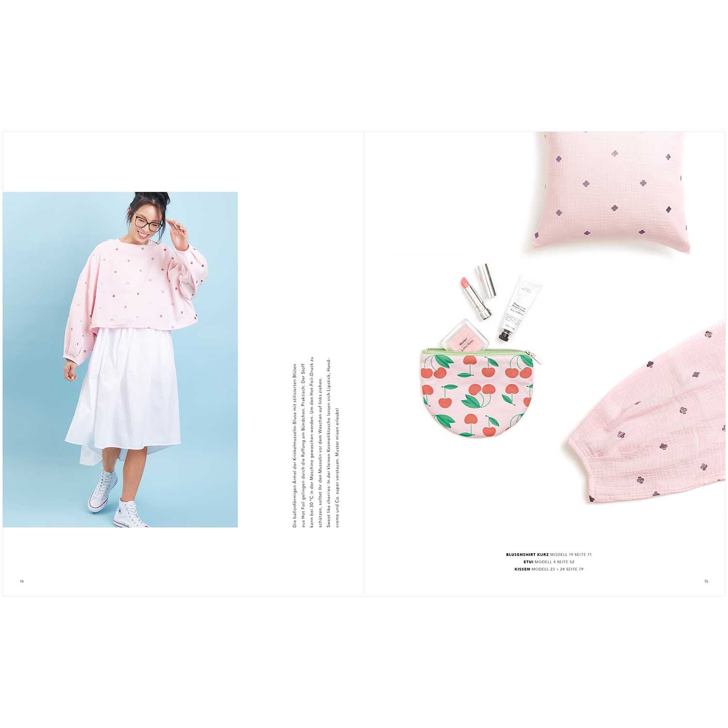 Das Rico Nähbuch Just Bees + Fruits + Flowers von Rico Design Das Rico Nähbuch Just Bees + Fruits + Flowers zeigt eine Frau in rosa Pullover und weißem Rock, daneben Nähprojekte mit Früchtemuster.