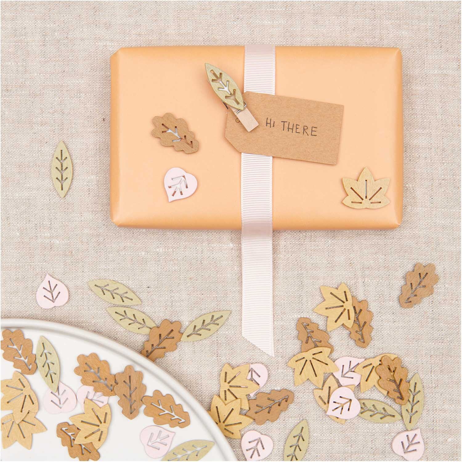 Holzsticker Blätter Mix bunt 12 Stück von Rico Design Holzsticker Blätter Mix bunt 12 Stück von Rico Design auf Geschenkverpackung mit Etikett.