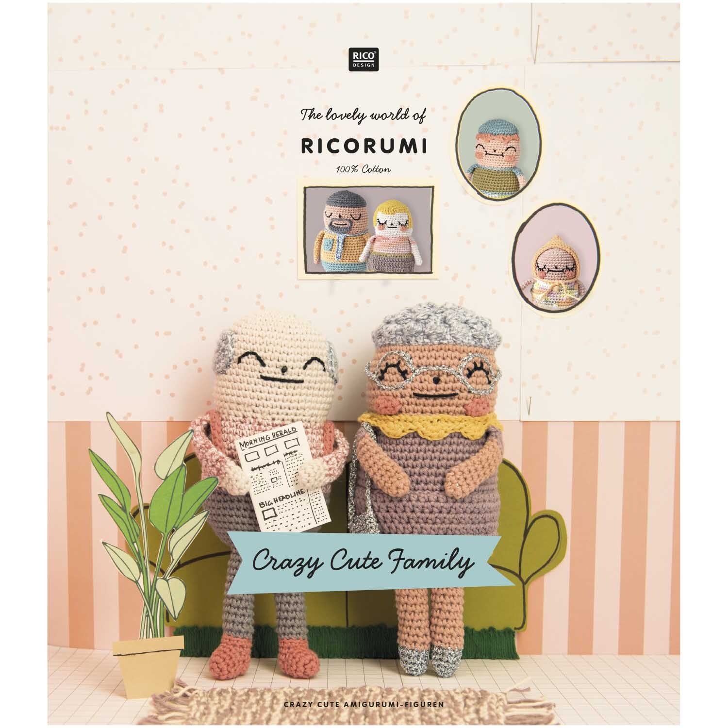 Ricorumi Crazy Cute Family: Zwei gehäkelte Figuren auf einem Sofa, umgeben von Pflanzen, von Rico Design.