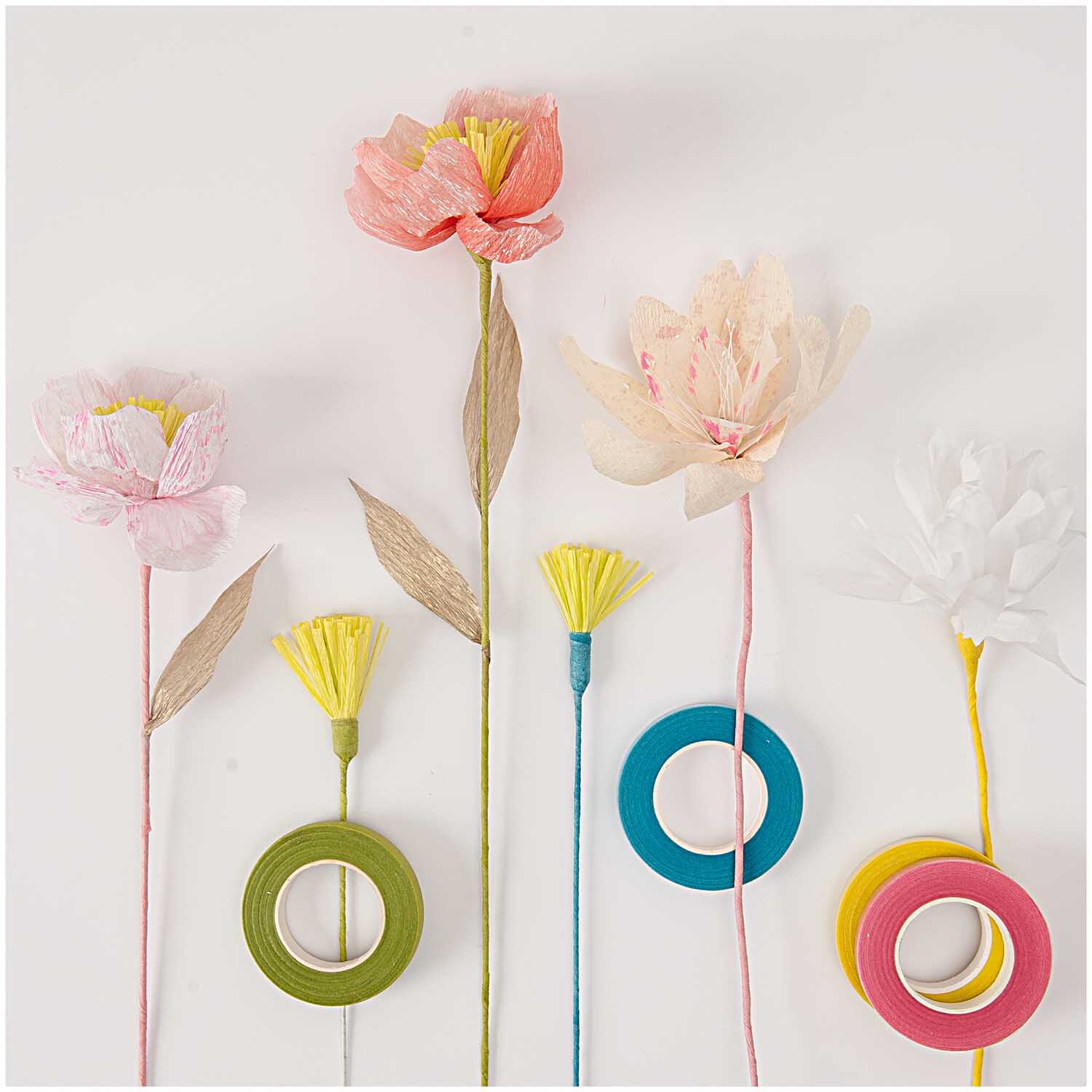 Kreppwickelband 12mm 27,5m Farbe Hellgrün von Rico Design Kreppwickelband 12mm 27,5m in Hellgrün von Rico Design, umgeben von bunten Papierblumen und weiteren Wickelbändern.