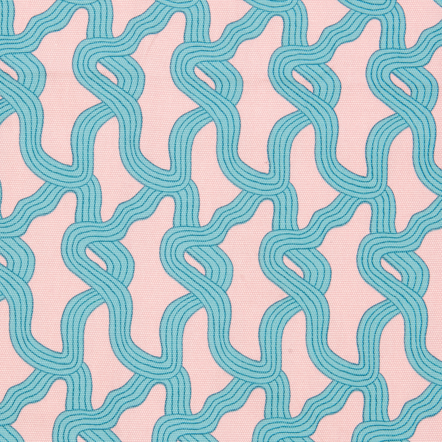 Stoffabschnitt Canvas Myzel Rosa von Rico Design zeigt ein blaues, geschwungenes Muster auf rosa Hintergrund. Größe: 50x140cm.