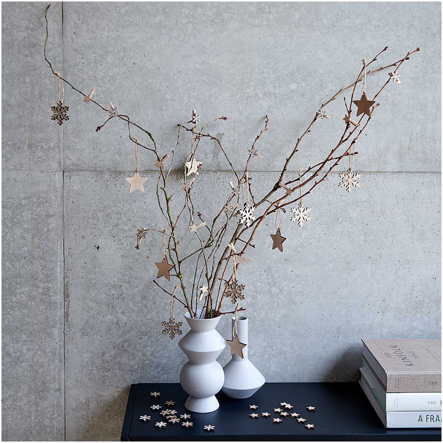 Dekoklammern Schneeflocke natur 3cm 8 Stück von Rico Design Dekoklammern Schneeflocke natur 3cm 8 Stück schmücken Zweige in einer Vase, ideal für festliche Dekorationen.