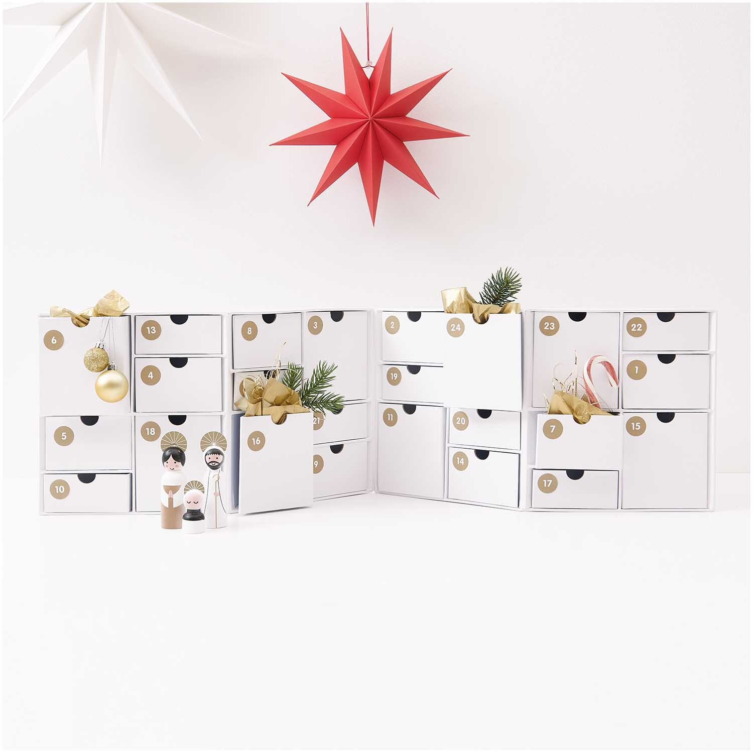 Schubladenschränkchen zum Aufklappen weiß gold 24x32x16cm von Rico Design Schubladenschränkchen zum Aufklappen in Weiß und Gold von Rico Design, dekoriert mit Sternen und Tannenzweigen, ideal für festliche Anlässe.