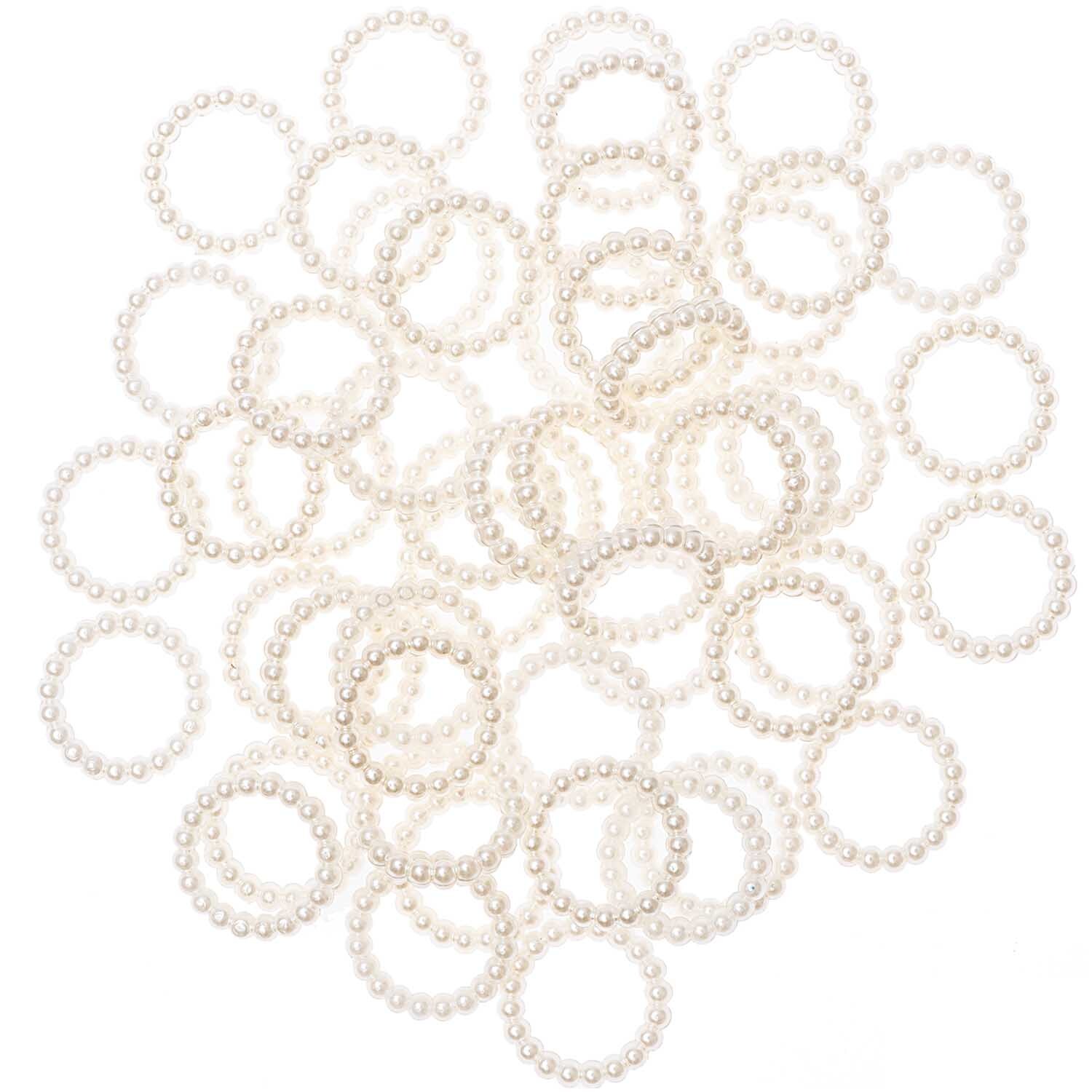 Perlenstreu Ring klein perlmutt 50 Stück von Rico Design. Weiße, perlmuttartige Ringe auf weißem Hintergrund. Ideal für Dekorationen.