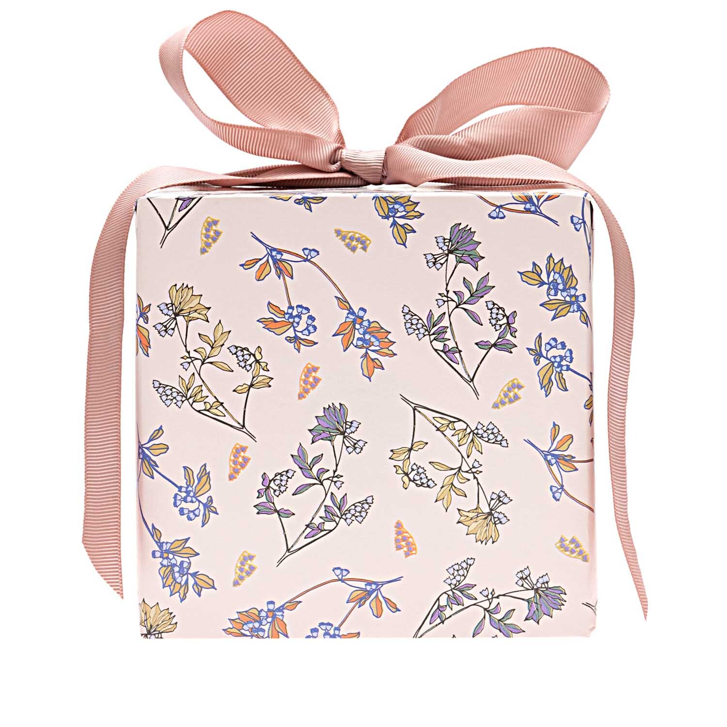 Paper Poetry Geschenkpapier Blumen rosa 70cm 2m von Rico Design Paper Poetry Geschenkpapier mit Blumenmuster in Rosa, dekoriert mit einer Schleife, von Rico Design.