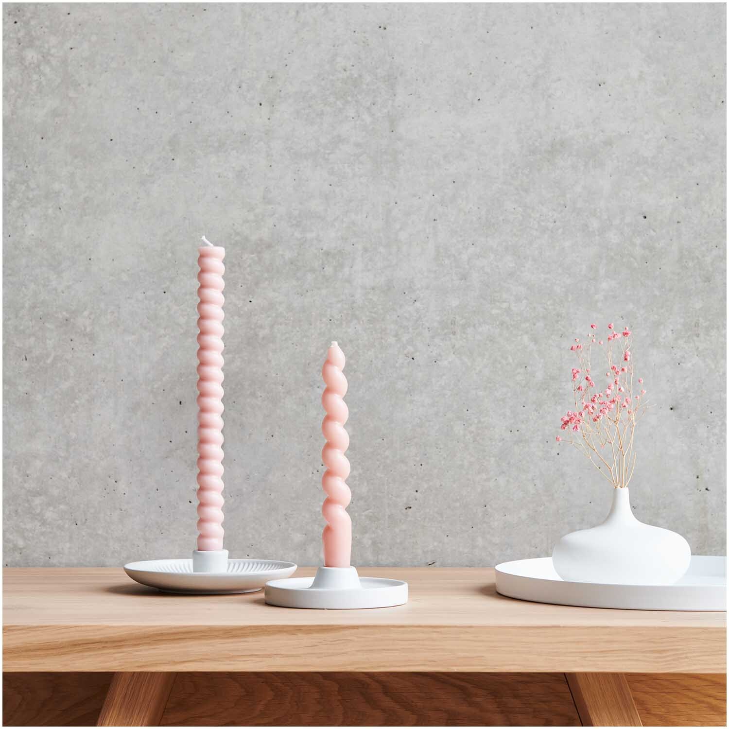 Keramikkerzenhalter 11,5x11,5x3cm von Rico Design auf Holztisch mit rosa Kerzen und Vase.