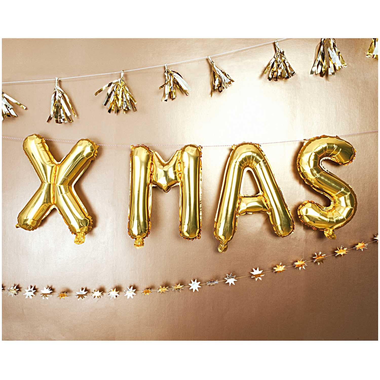 Paper Poetry Girlande Quasten gold 2,8m von Rico Design Paper Poetry Girlande Quasten gold 2,8m von Rico Design, dekoriert mit glänzenden Quasten und XMAS-Buchstaben in festlichem Ambiente.