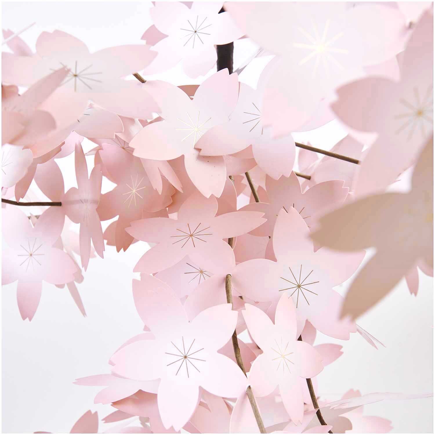 Bastelset Kirschblüten Fontäne: Zarte rosa Kirschblüten aus Papier von Rico Design, kunstvoll arrangiert.
