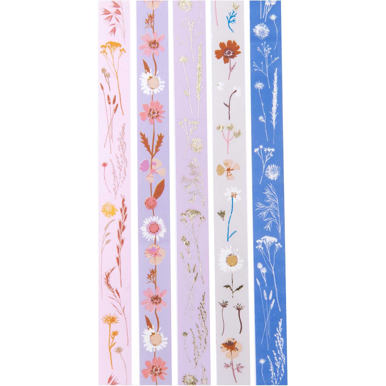 Paper Poetry Tape Set Trockenblumen 5-teilig von Rico Design Paper Poetry Tape Set Trockenblumen: Fünf dekorative Klebebänder mit floralen Mustern in Pastelltönen und Blau von Rico Design.