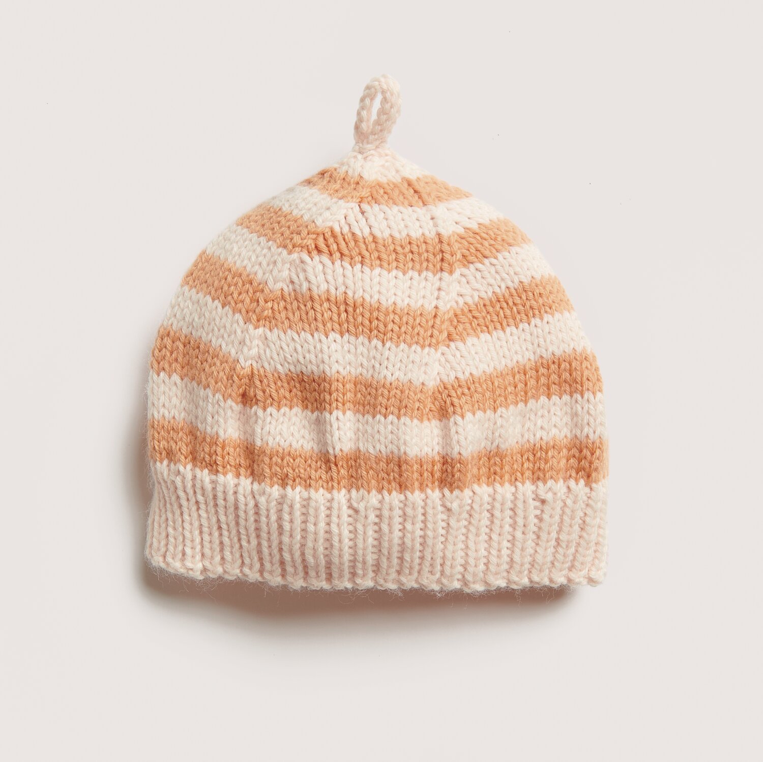Strickset Mütze Modell 10 aus Baby 042, gestreift in Lachs und Nougat, weiche Textur.