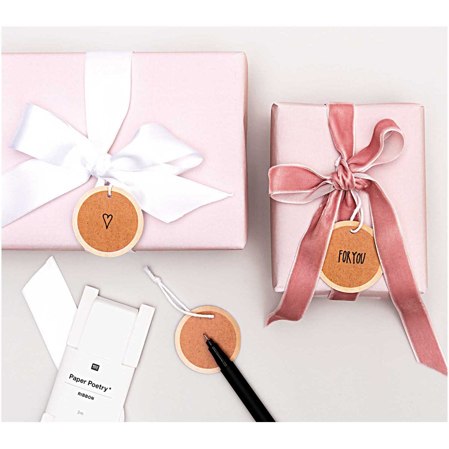 Paper Poetry Papieranhänger Kreise 4cm 24 Stück Farbe Kraftpapier von Rico Design Paper Poetry Papieranhänger Kreise 4cm 24 Stück aus Kraftpapier an rosa Geschenken mit Schleifen.