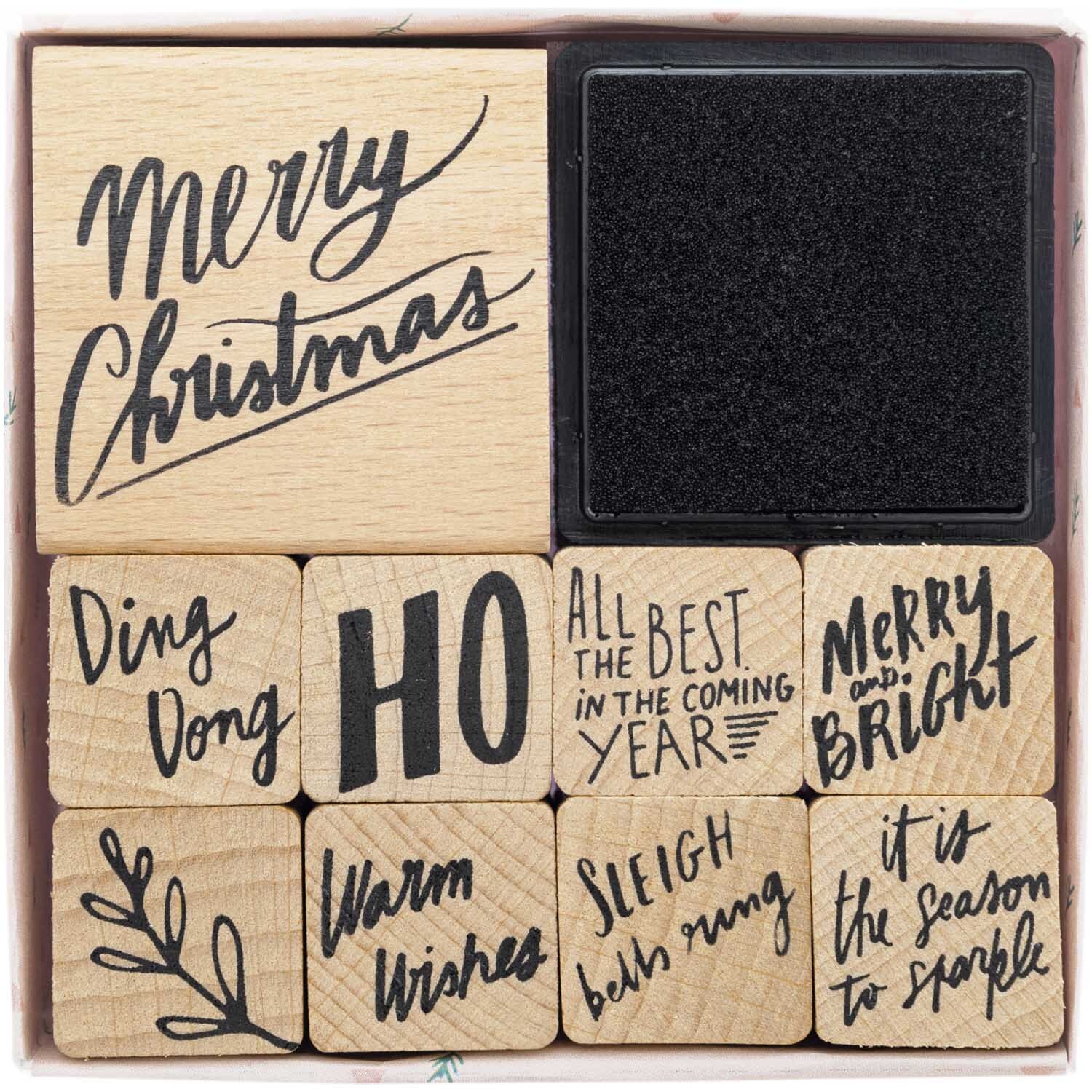 Paper Poetry Stempelset Jolly Christmas Schrift, 10-teilig, mit festlichen Holzstempeln und schwarzem Stempelkissen für kreative Weihnachtsprojekte.