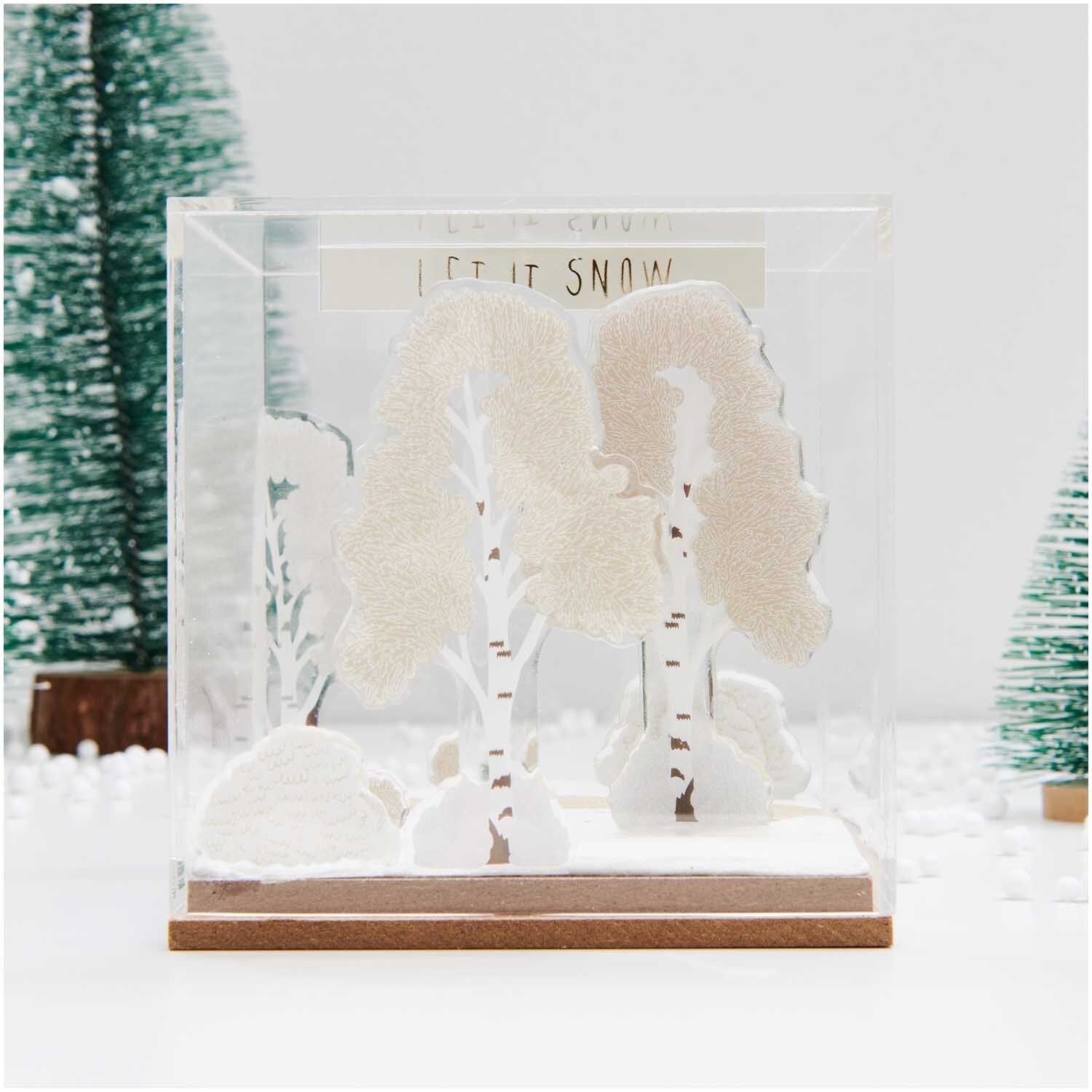 Figurico Modelliermasse 28g Farbe Weiß von Rico Design Figurico Modelliermasse 28g: Winterliche Szene mit weißen Bäumen in einem transparenten Display.