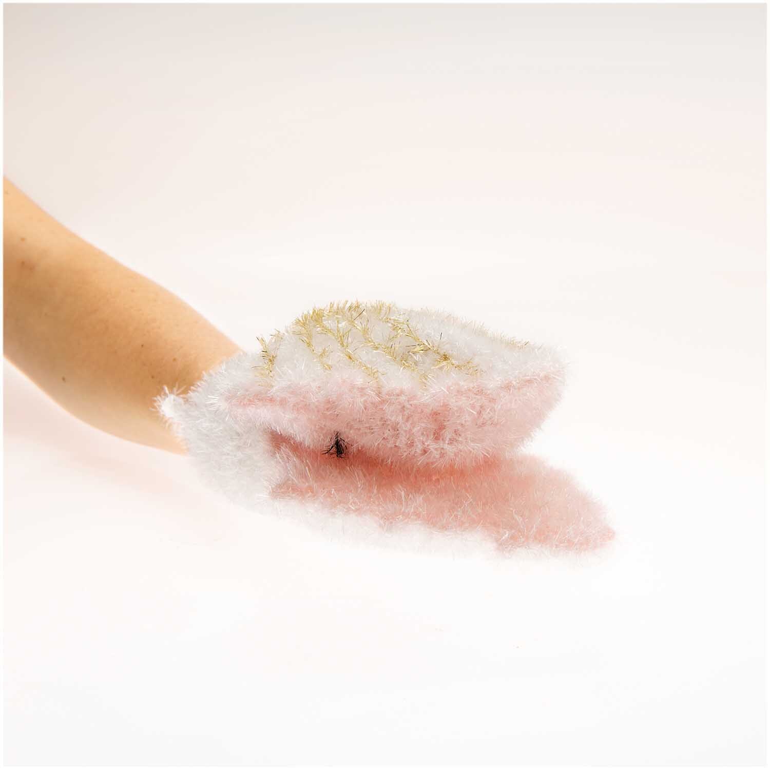 Creative Bubble von Rico Design: Flauschiger, weißer Schwamm in Hand, ideal für kreative Projekte.