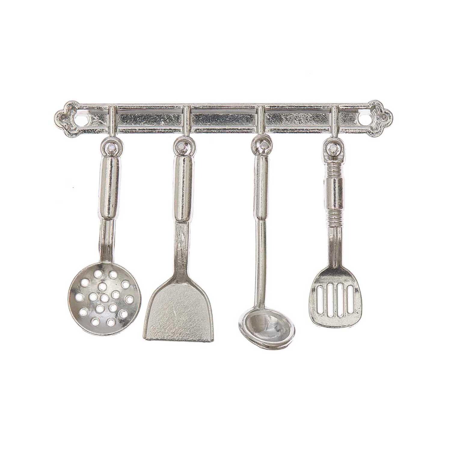 Miniatur Kochutensilien silber: Fünf silberne Küchenwerkzeuge von Rico Design an einer dekorativen Halterung.