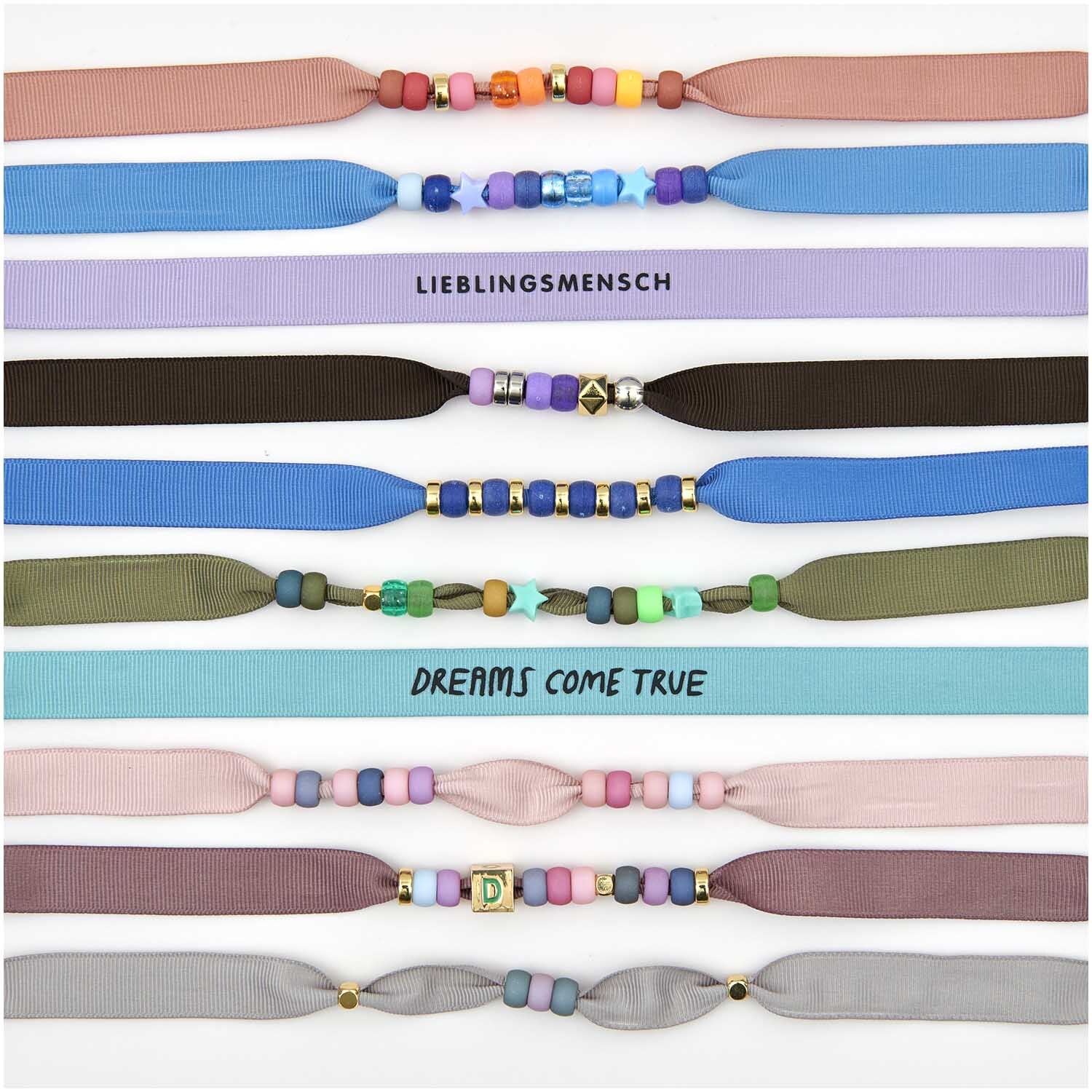 itoshii - Ponii Beads Ripsband Armbänder Erdfarben 10 Stück von Rico Design itoshii - Ponii Beads Ripsband Armbänder in Erdfarben, 10 Stück, mit bunten Perlen und inspirierenden Botschaften.