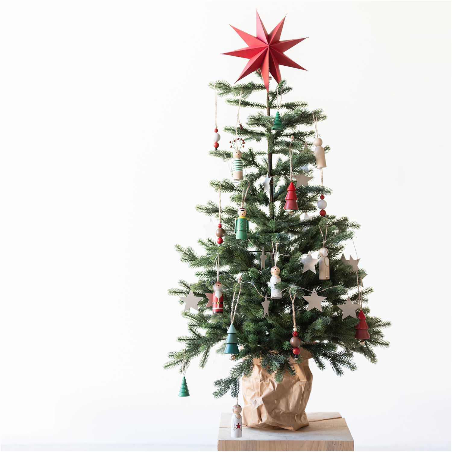 Holzhänger Santa aus Holzkugeln rot-weiß 3x16cm von Rico Design Holzhänger Santa aus Holzkugeln schmückt einen Weihnachtsbaum mit roten und weißen Akzenten.