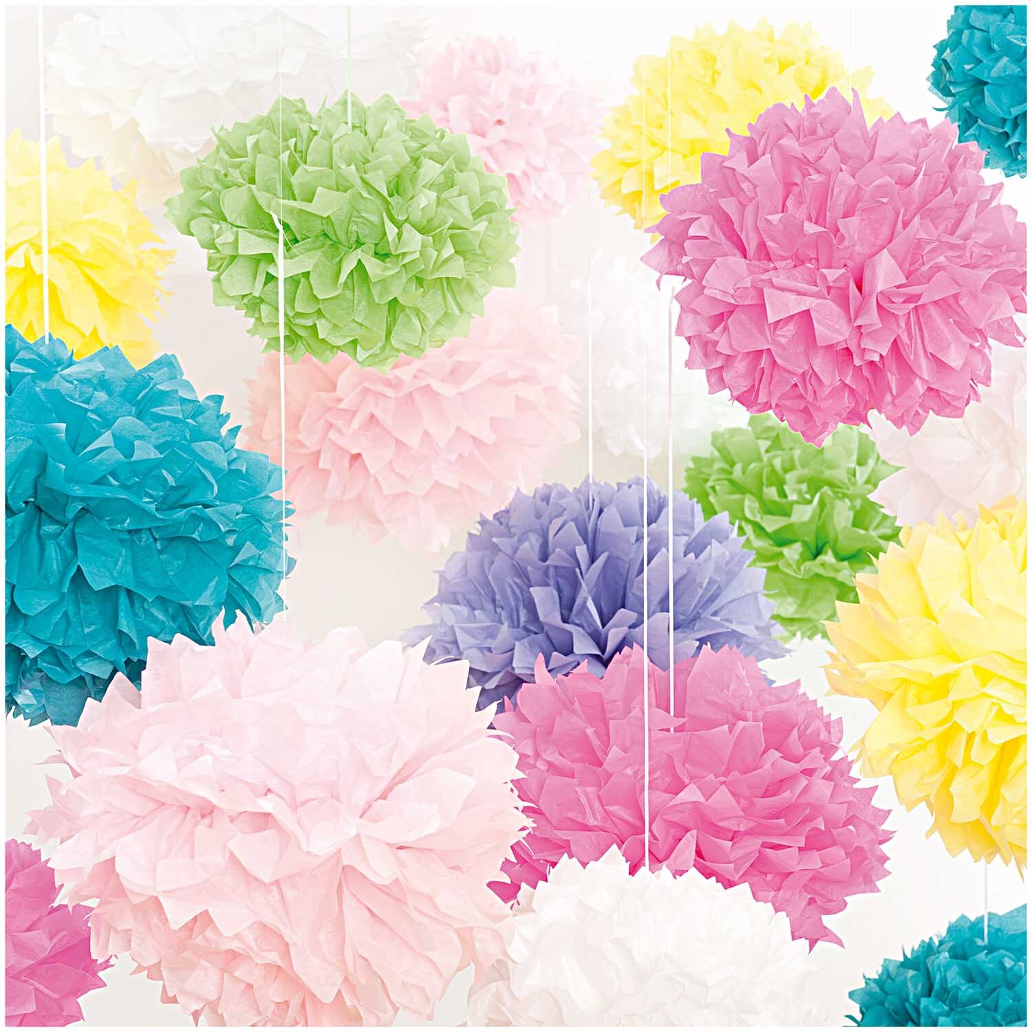 Seidenpapier Pompons in leuchtenden Farben wie Gelb, Rosa und Blau von Rico Design, dekorativ aufgehängt.