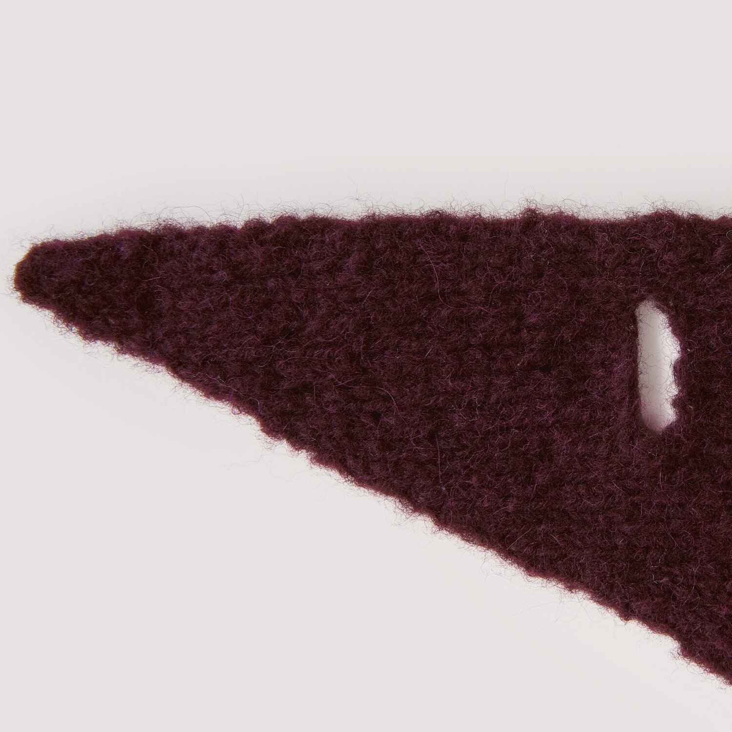 Luxury Knits - Premium Natural Fibres, Bordeaux. Weiches Strickmaterial aus reiner Baby-Alpaka-Wolle, ideal für hochwertige Handarbeiten.